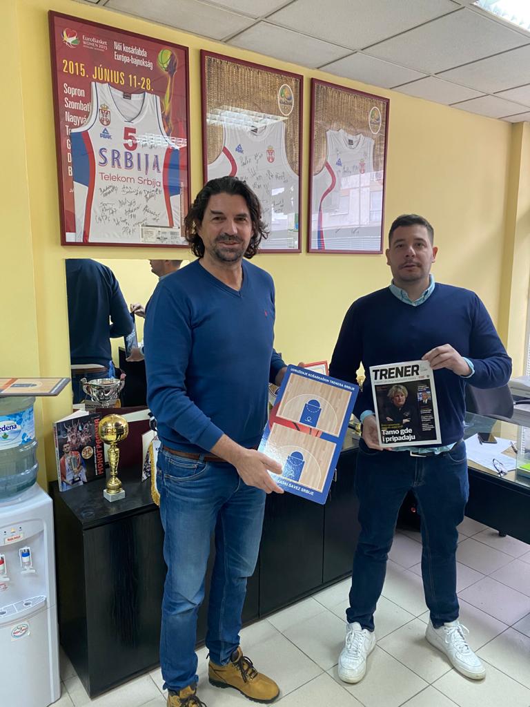 UKTS poklonio trenerima sa teritorije RKS CS Trenersku tablu i časopis Trener